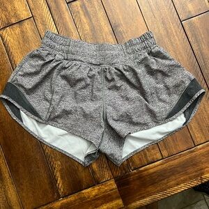Women’s lululemon low rise lined hotty hot 2.5” shorts size 6